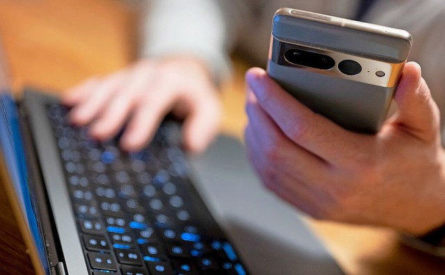 Probleme beim Onlinebanking: Banken m...IBAN und Empfngername zusammenpassen.  | Foto: Monika Skolimowska (dpa)