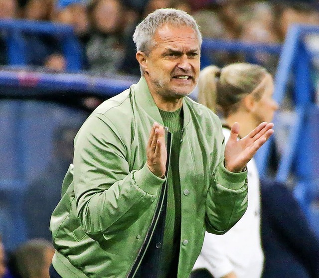 Treibt seine Elf unermüdlich von der Seite an: Bundestrainer Christian Wück.  | Foto: IMAGO/Hendrik Gräfenkämper Treibt seine Elf unermüdlich von der Seite an: Bundestrainer Christian Wück.  | Foto: IMAGO/Hendrik Gräfenkämper