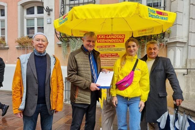 FDP-Vertreter sammeln in Waldshut Unterschriften gegen den XXL-Landtag FDP-Vertreter sammeln in Waldshut Unterschriften gegen den XXL-Landtag