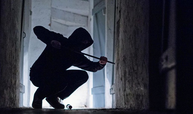 Zwei dunkel gekleidete Personen haben ...1; die Polizei ermittelt. (Symbolbild)  | Foto: Silas Stein (dpa)