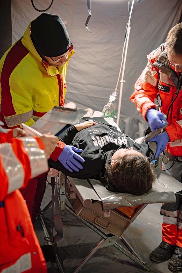 Den Ernstfall proben: Bei der Großübun...iche ehrenamtliche Helfer  im Einsatz.  | Foto: DRK Titisee-Neustadt Den Ernstfall proben: Bei der Großübun...iche ehrenamtliche Helfer  im Einsatz.  | Foto: DRK Titisee-Neustadt