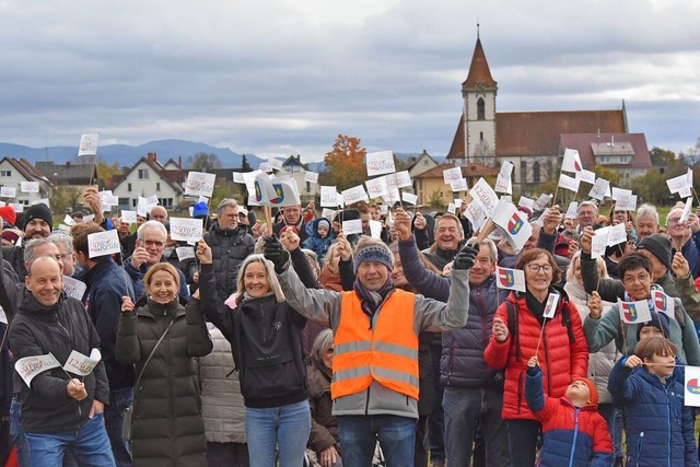 Brgerinnen und Brger Reutes aus alle...eiten sich fr das Jubilumsfoto vor.   | Foto: Benedikt Sommer