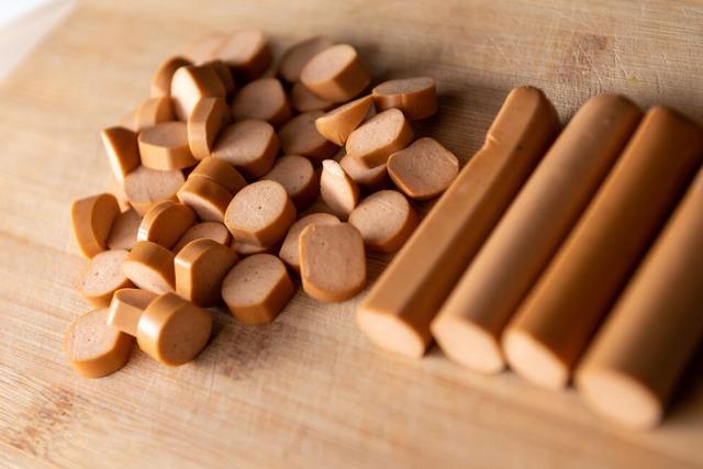 Betrunkener fllt aus Fenster in Metzgerei – und isst erst mal Wurst