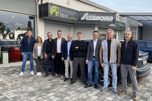 Bei einer Feierstunde in seinem Ausbil...ierter von rechts) viele Glckwnsche.  | Foto: Gewerbliche Schule Lahr