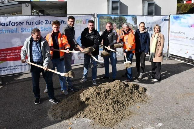 Zweckverband startet Glasfaserausbau in Inzlingen mit Spatenstich an der Buttenbergschule Zweckverband startet Glasfaserausbau in Inzlingen mit Spatenstich an der Buttenbergschule