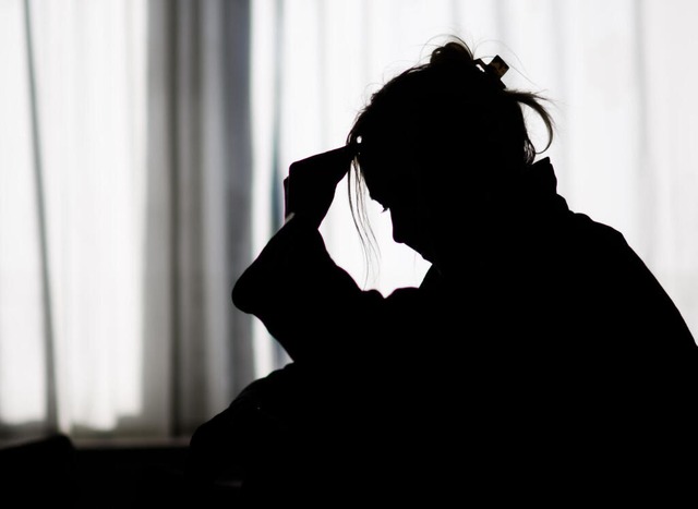 Die Silhouette einer Frau zeichnet sic... nicht zwingend eine Frage des Alters.  | Foto: Julian Stratenschulte (dpa)