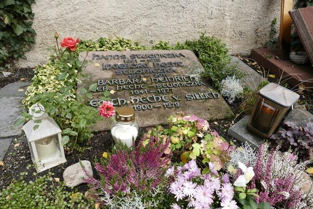 Zwei Staufenerinnen ist es ein Anliegen, das Grab von Ingeborg Hecht-Studniczka zu pflegen