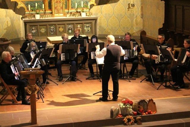 Harmonika-Orchester bringt Klangfülle ins Öflinger Kirchenschiff Harmonika-Orchester bringt Klangfülle ins Öflinger Kirchenschiff