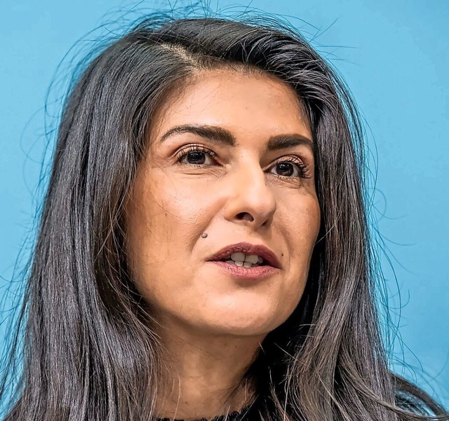 „Täglich erreichen uns weitere f...im Auswärtigen Amt, Serap Güler (CDU).  | Foto: Michael Kappeler/dpa „Täglich erreichen uns weitere f...im Auswärtigen Amt, Serap Güler (CDU).  | Foto: Michael Kappeler/dpa