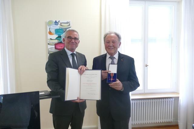 Paul Renz  bekommt als "Held der Demokratie" das Bundesverdienstkreuz in Rheinfelden