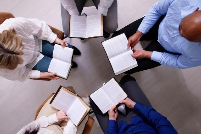 Lese-Treffs in Freiburg: Warum nicht mal abends auf ein Buch treffen? Lese-Treffs in Freiburg: Warum nicht mal abends auf ein Buch treffen?