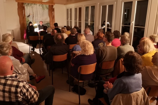 Der vollbesetzte Wintergarten des Bürg... St. Marien während der Autorenlesung.  | Foto: Sarah Zönnchen Der vollbesetzte Wintergarten des Bürg... St. Marien während der Autorenlesung.  | Foto: Sarah Zönnchen