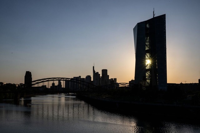 Die Europäische Zentralbank bleibt angesichts weltweiter Krisen vorsichtig.  | Foto: Boris Roessler (dpa) Die Europäische Zentralbank bleibt angesichts weltweiter Krisen vorsichtig.  | Foto: Boris Roessler (dpa)