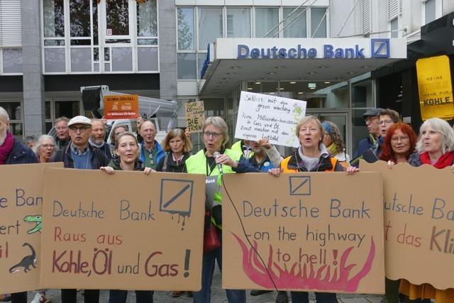 Mahnwache vor der Deutschen Bank in Lörrach: Klimaschutzgruppen prangern Investitionen in fossile Unternehmen an Mahnwache vor der Deutschen Bank in Lörrach: Klimaschutzgruppen prangern Investitionen in fossile Unternehmen an