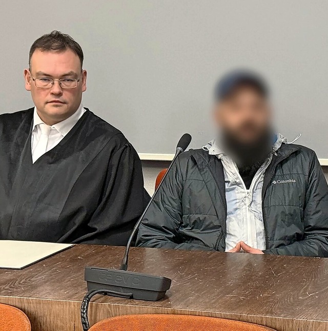 Muss ins Gefängnis: Der Hauptangeklagte (r.) im Gerichtssaal.  | Foto: Elke Richter/dpa Muss ins Gefängnis: Der Hauptangeklagte (r.) im Gerichtssaal.  | Foto: Elke Richter/dpa