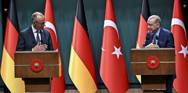 Freundliche Gesten: Der türkische Präs...riedrich Merz auf der Pressekonferenz.  | Foto: IMAGO/Utku Ucrak Freundliche Gesten: Der türkische Präs...riedrich Merz auf der Pressekonferenz.  | Foto: IMAGO/Utku Ucrak