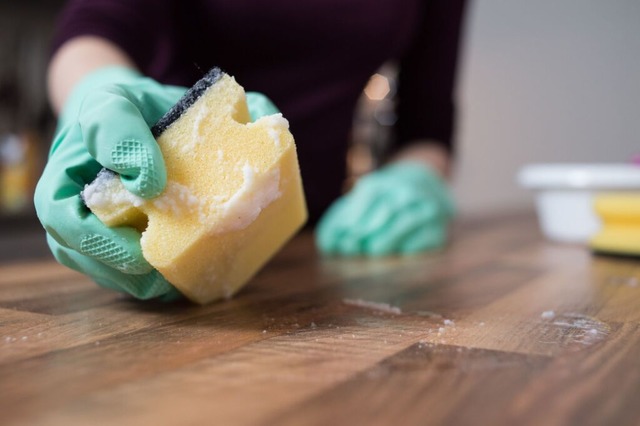 Feuchte Schwämme sollte man regelmäßig...rwenden, wenn etwas verschüttet wurde.  | Foto: Franziska Gabbert (dpa) Feuchte Schwämme sollte man regelmäßig...rwenden, wenn etwas verschüttet wurde.  | Foto: Franziska Gabbert (dpa)