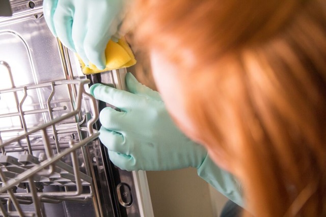 Auch die Spülmaschine braucht zwischen...ch den Griff sollte man sauber halten.  | Foto: Christin Klose (dpa) Auch die Spülmaschine braucht zwischen...ch den Griff sollte man sauber halten.  | Foto: Christin Klose (dpa)
