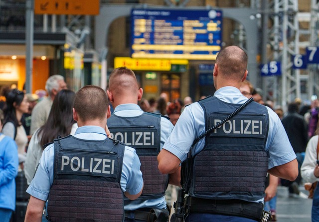 Polizeikräfte patrouillieren  nach der  Tat im Hauptbahnhof Frankfurt.  | Foto: Andreas Arnold (dpa) Polizeikräfte patrouillieren  nach der  Tat im Hauptbahnhof Frankfurt.  | Foto: Andreas Arnold (dpa)