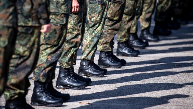 Die Debatte um die Wehrpflicht läuft a...t es keine Alternative zur Aufrüstung?  | Foto: Sina Schuldt (dpa) Die Debatte um die Wehrpflicht läuft a...t es keine Alternative zur Aufrüstung?  | Foto: Sina Schuldt (dpa)