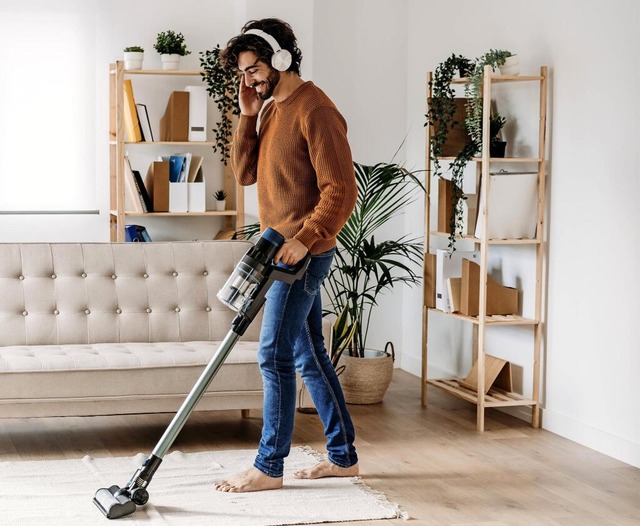 Abschalten mit Staubsauger: Viele Mens...önnen das mit Putzen gut kompensieren.  | Foto: IMAGO/Eva Blanco Abschalten mit Staubsauger: Viele Mens...önnen das mit Putzen gut kompensieren.  | Foto: IMAGO/Eva Blanco