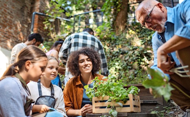 Raus aus der Isolation: Wer viel mit a...mit sozialen Problemen einen Arzt auf.  | Foto: IMAGO/HalfPoint Raus aus der Isolation: Wer viel mit a...mit sozialen Problemen einen Arzt auf.  | Foto: IMAGO/HalfPoint