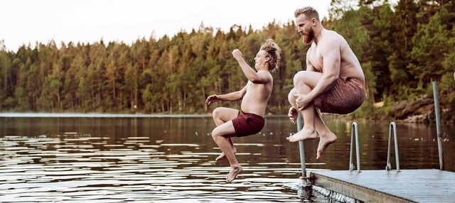 Glcklich: Wer sich verbunden fhlt &#...n insgesamt &#8211;, lebt zufriedener.  | Foto:  IMAGO/Johner Images