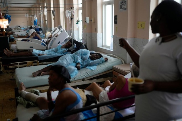 Patienten werden nach dem Hurrikan &quot;Melissa&quot; versorgt.  | Foto: Matias Delacroix (dpa)