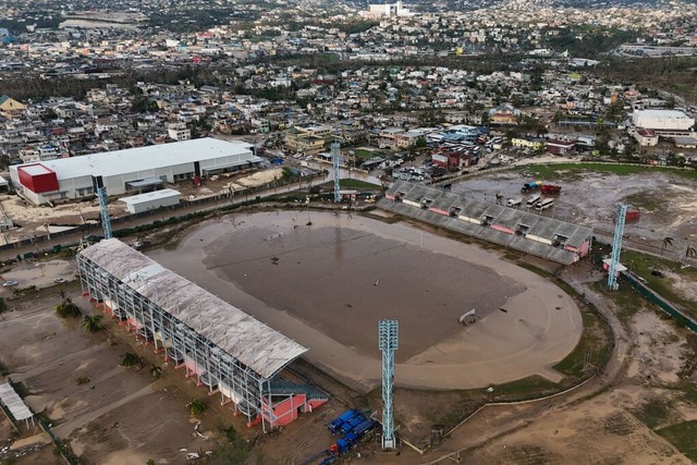 Das Stadion in Montego Bay ist nach dem Hurrikan Melissa berflutet.  | Foto: Matias Delacroix (dpa)