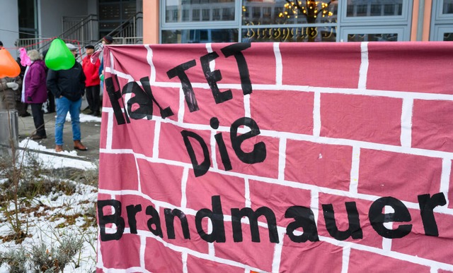 Frankfurt (Oder): Ein Transparent mit ...auf der Kundgebung «Liebe statt Hass». | Foto: Patrick Pleul (dpa) Frankfurt (Oder): Ein Transparent mit ...auf der Kundgebung «Liebe statt Hass». | Foto: Patrick Pleul (dpa)