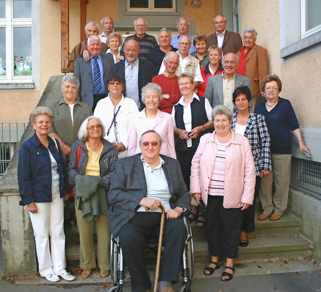 An ihrer alten Schule, der heutigen Ge...en Tag und tauschte Erinnerungen  aus.  | Foto: Harald Albiker