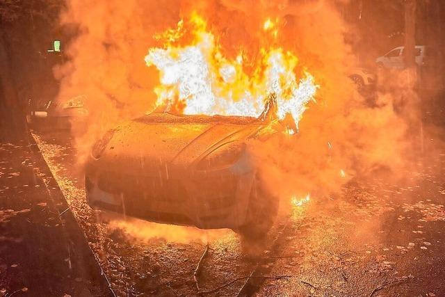 Auto geht bei Birsfelden in Flammen auf und wird komplett zerstrt