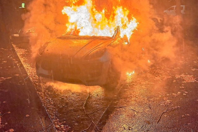 Komplett zerstört wurden ein Auto bei ...m Brand im Schweizerischen Birsfelden. | Foto: Polizei Basel-Landschaft Komplett zerstört wurden ein Auto bei ...m Brand im Schweizerischen Birsfelden. | Foto: Polizei Basel-Landschaft