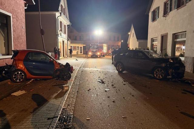 Gelndewagen prallt in Gottenheim gegen Kleinwagen und Hausfassade
