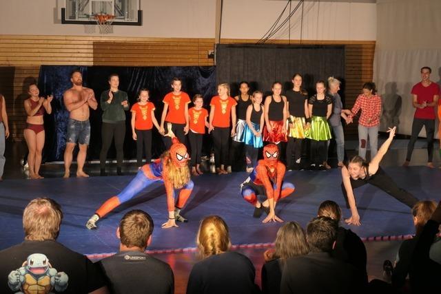 Die Kunst der Krperbeherrschung haben Akrobaten in Lffingen gezeigt