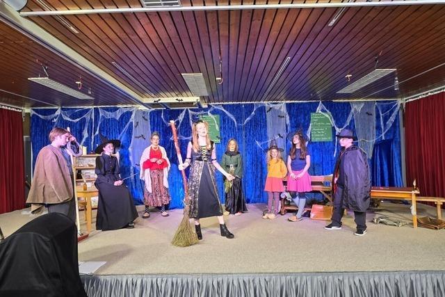 Auffhrung: Die Hexenschule in Lffingen-Gschweiler wurde erfolgreich erffnet