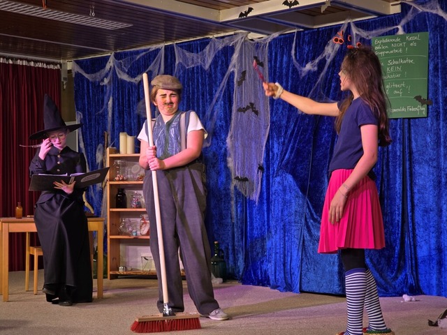 Der arme Hausmeister (Luke Hepting) mu...nn, rechts Hexenschlerin Mina Keller.  | Foto: Christa Maier