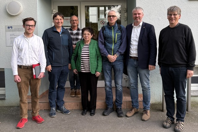Jonas Hoffmann (Zweiter von rechts) mi...n Heinz und Stefan Reinelt (von links)  | Foto: Bro Jonas Hoffmann