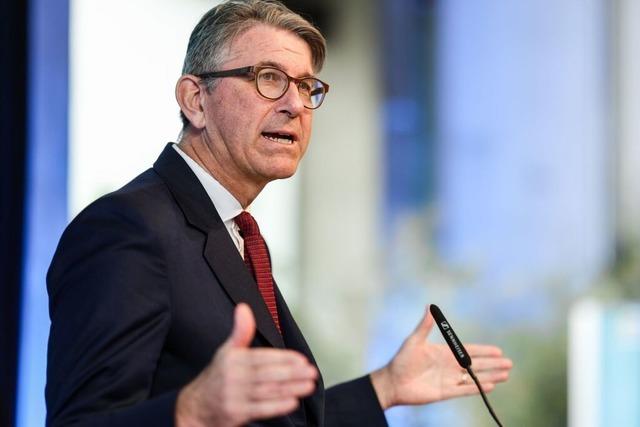 Kampfansage von Staatsminister Weimer in Freiburg an Big-Tech-Firmen wie Google und Co.