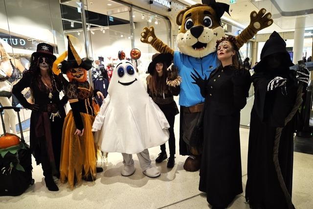 Schaurig-vergnglicher Abendverkauf an "Hallowiil" in Weil am Rhein