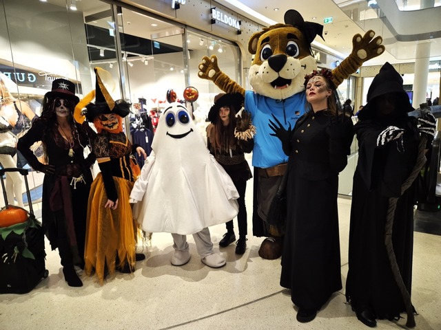 Viel Mhe gaben sich die Teilnehmerinn...en Kostmen am Hallowiil-Abendverkauf.  | Foto: Anita Indri-Werner