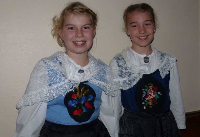 Martha Wenk und Tabea Grether aus der ...Volkstänzen der Aktivgruppe mitmachen.  | Foto: Rolf Mück Martha Wenk und Tabea Grether aus der ...Volkstänzen der Aktivgruppe mitmachen.  | Foto: Rolf Mück