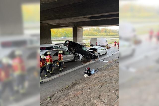 Drei Leichtverletzte bei Auffahrunfall auf der A5 in Freiburg