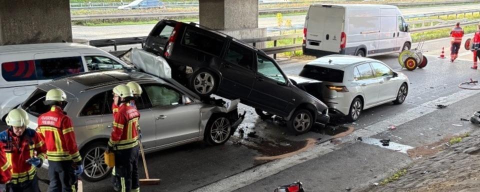 Drei Leichtverletzte bei Auffahrunfall auf der A5 in Freiburg