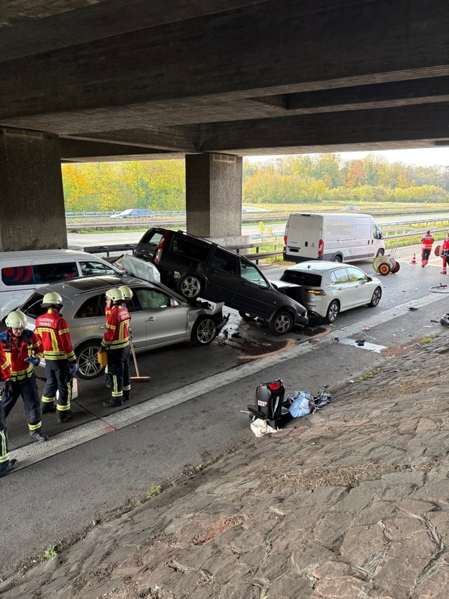 Am Freitagmorgen kam es zu einem Auffahrunfall auf der A5 in Freiburg.  | Foto: Feuerwehr Freiburg