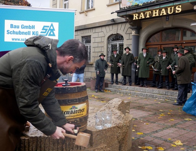 2023 war die Premiere beim Fassanstich fr Brgermeister Reeker.  | Foto: Eva Korinth