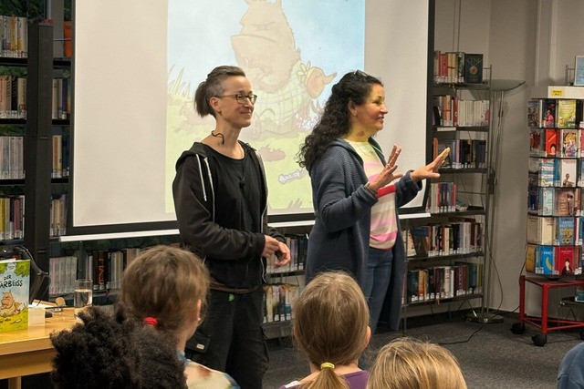 Illustratorin Josephine Mark mit Mediatheksleiterin Marion Lber-Schmidt  | Foto: Talschule Wehr