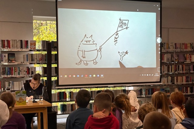 Mit Live-Zeichungen untermalte die Illustratorin ihre Lesung.  | Foto: Talschule Wehr