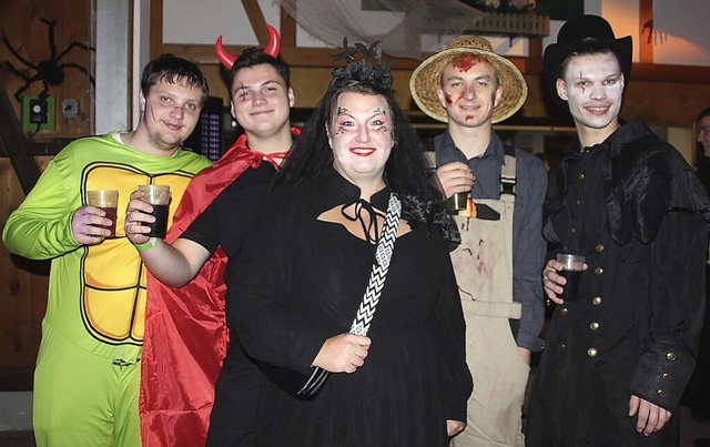 Kreative Kostme trugen die Besucherin...d Besucher der Halloweenparty in Wies.  | Foto: Yvonne Rnzi
