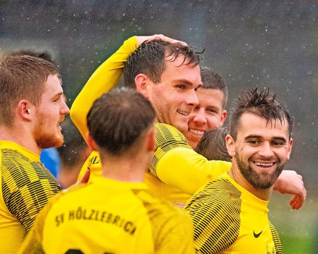 Der Hne im Mittelpunkt: Hlzlebrucks ...den Sieg gegen den SV Ewattingen ein.   | Foto: Wolfgang Scheu